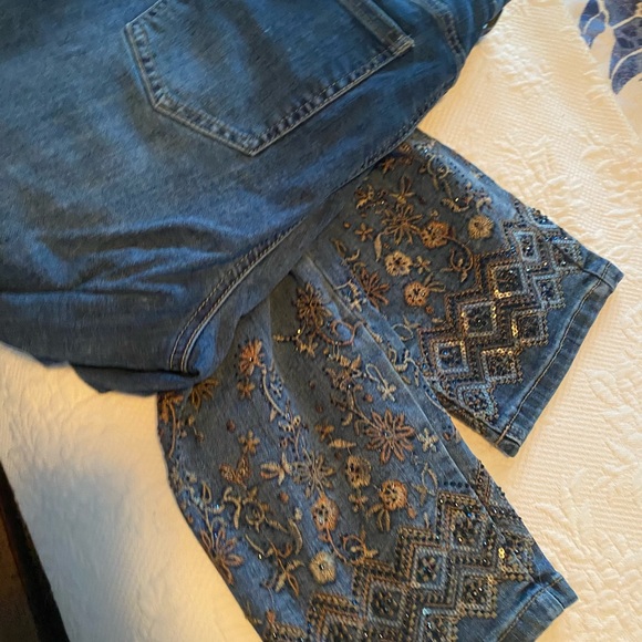 CHARLIE B Blue Jeans with Floral Embroidery - Picture 10 of 12